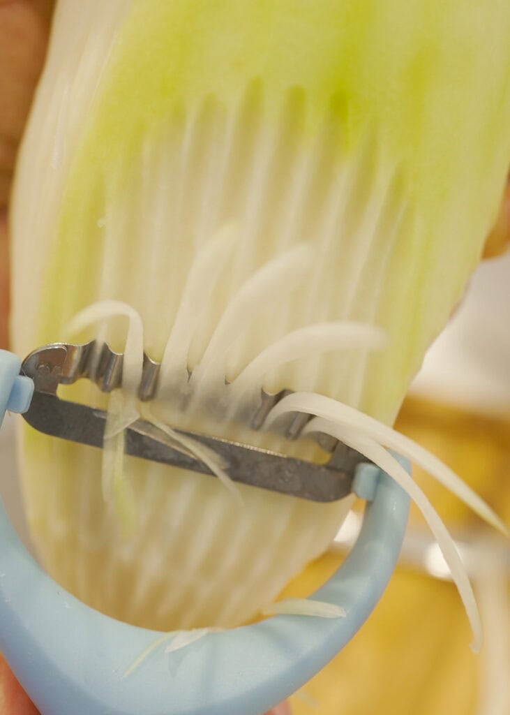 Shredding papaya for salad